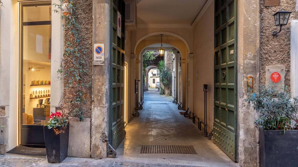 Hotel-Condotti-Roma-Appartamento-Via-Vittoria-2022-entrance
