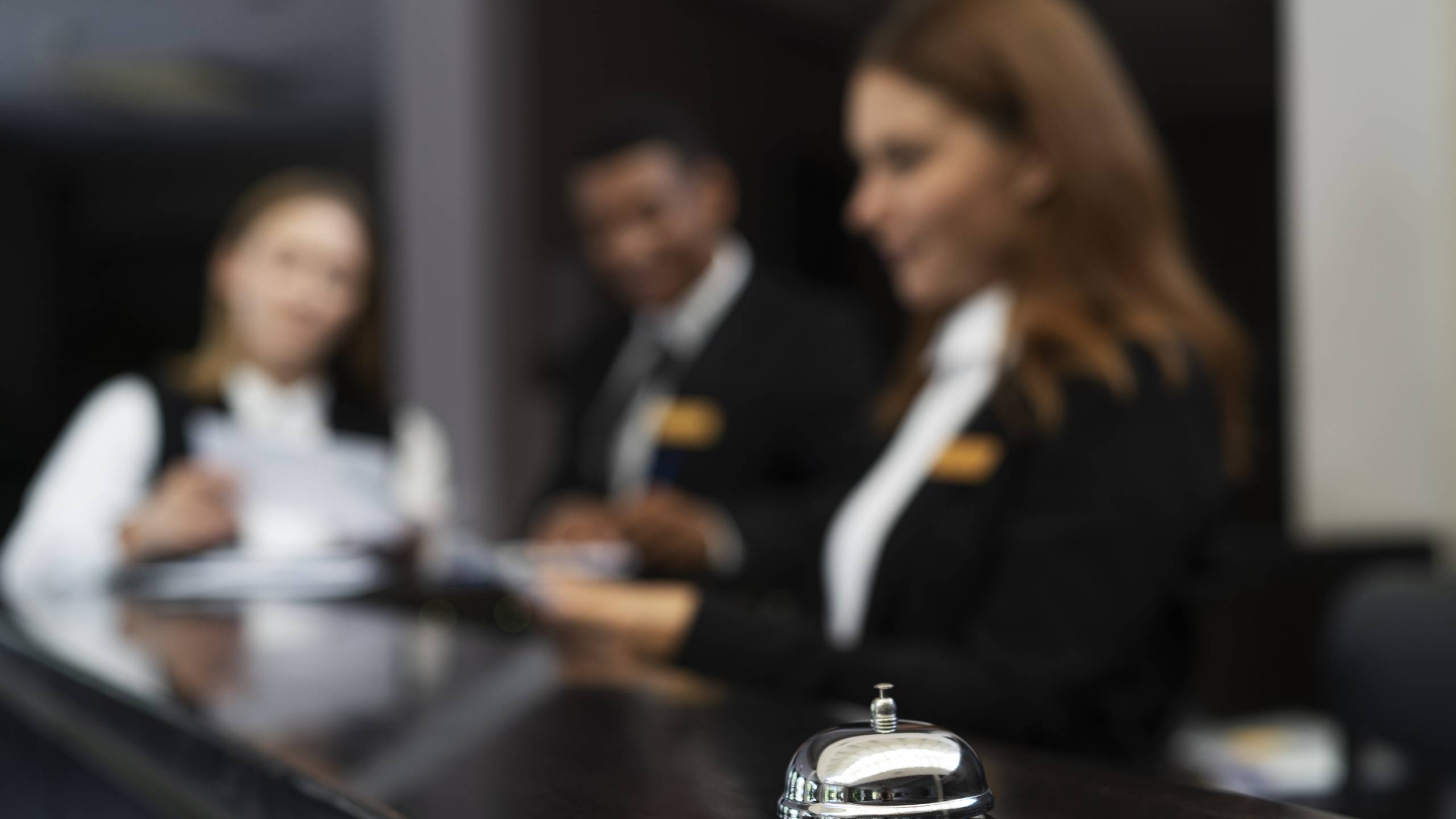 receptionists-elegant-suits-work-hours-2026-condotti-servizi-desktop
